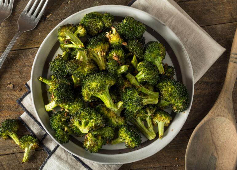 Crispy broccoli lavet kun i airfryer
