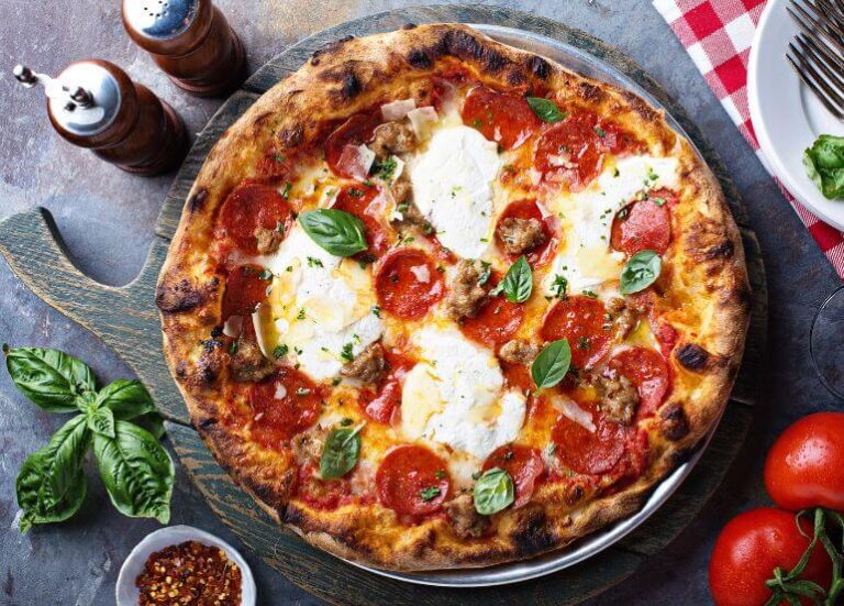 Opskrift på pepperoni pizza med mozzarella og basilikum i airfryer